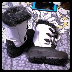 Kids snow boots. Size 3, barely worn.